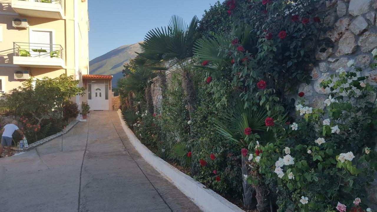 Season Inn Dhërmi Exterior foto